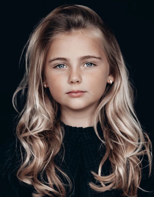 Löelle ♡
Twee jaar geleden mocht ik dit knapste meisje voor het eerst vastleggen. En nu was ze gezellig weer bij mij met haar broer en zus! Zo mooi om ze te zien groeien.
Stiekem wel een van mijn favoriete modelletjes. Haar blik blijft insane. ❤️🔥 Zó knap!
@corinne_tamminga Altijd een feestje met jullie kids! ❤️🥰