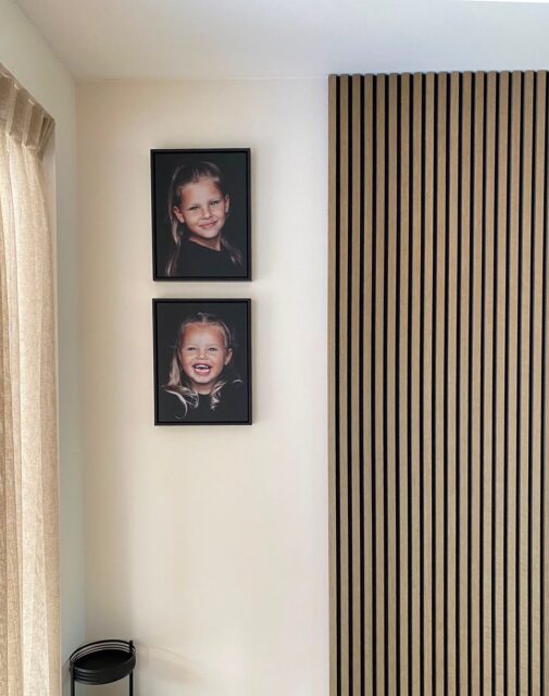 Mijn persoonlijke favoriet, dibond. ✨

Bij een shoot schiet ik met een oog voor aan je muur. Het gaat mij om die éne foto, die je elke dag in je hart raakt. Niet 10 losse foto’s die verdwijnen op je telefoon, maar dat ene portret dat jou de liefde laat voelen die je voelt als je je kind aankijkt. 

Mijn persoonlijke favoriet om mijn werk te presenteren is dibond. Wanneer jouw kind op dibond aan de muur komt, gebeurt er iets magisch. De blik, de expressie, de kleuren, elk detail komt zó puur en krachtig binnen. 
Het voelt bijna of je jouw kind kunt aanraken. ✨

Ik ben hier zo mega verliefd op. Dit is waar fotografie kunst wordt. Niet zomaar een portret aan je muur. Maar echt jouw hart, als kunst aan je muur. 

Your heart, your art. 🤍✨