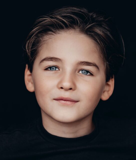 Julius ☆

Zíjn blik. Zíjn lach. Een tijdloos portret, echt van hém. Waar je zijn zachte karakter door de foto heen voelt. En zijn lach bijna kunt horen. 

Julius komt met zijn grote trots, zijn kleine broertje, zo mooi aan de muur te hangen. 🥹✨ Ik kan niet wachten om dit met jullie te delen!