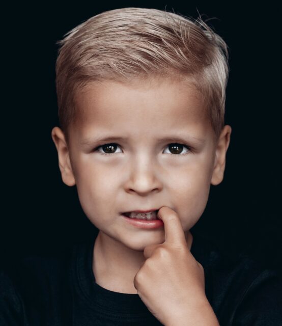 Boy ☆

Drie totaal verschillende blikken, maar alledrie echt Boy. ✨3 jaar is zo’n leuke leeftijd voor een portretshoot. 🫶🏼Wanneer je echt gesprekjes met ze kunt voeren maar ze nog wel onbewust zijn van de camera, waardoor je zulke vertederende beelden krijgt zoals de eerste portretfoto. 🥹✨

@rosanne.___ Koos voor het lachende portret voor aan haar muur, samen met hun andere knappe zoontje Vince. 💕