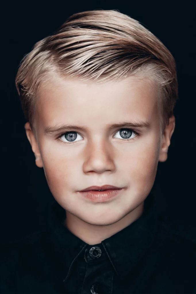 Portretfoto van 5 jarige jongen die in de camera kijkt